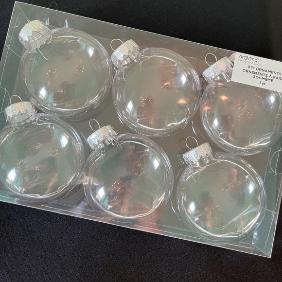Artminds Other - Artminds "6 piece set of plastic ornaments"